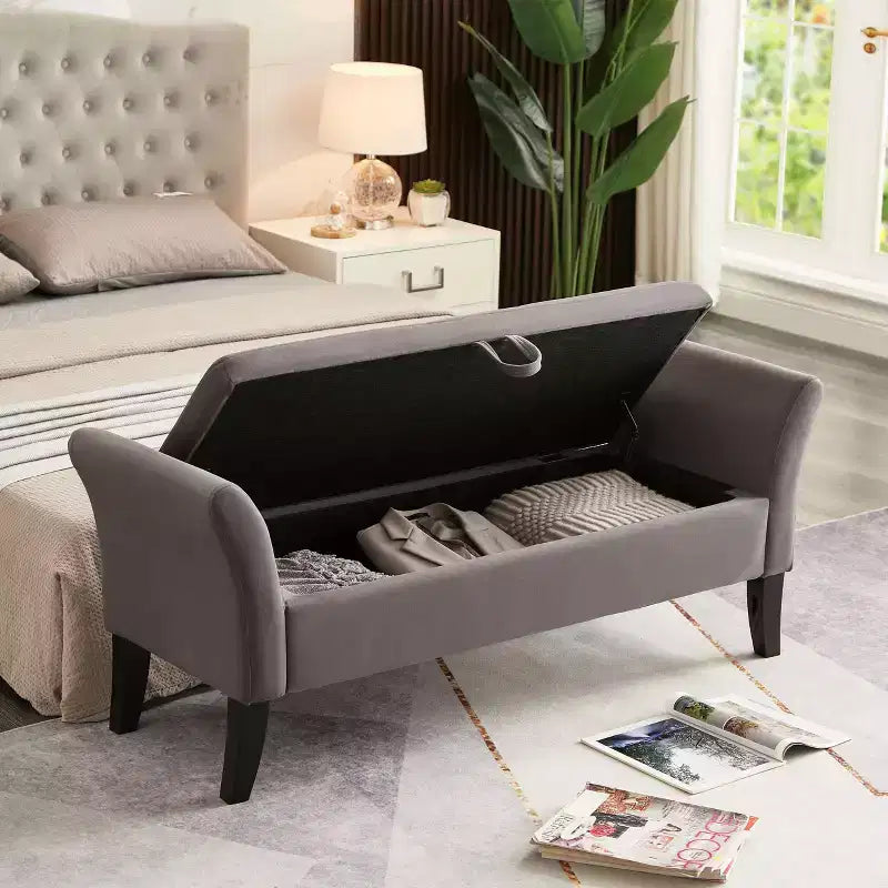 Panca contenitore in velluto da 51,5" con braccioli curvi e pouf trapuntato – Gambe in legno massello