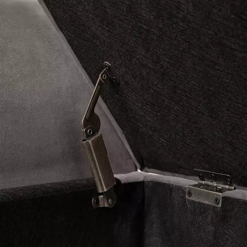 Panca contenitore in velluto da 51,5" con braccioli curvi e pouf trapuntato – Gambe in legno massello