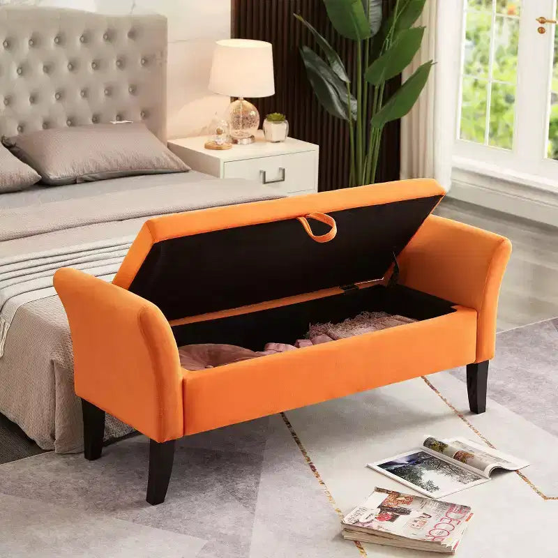 Panca contenitore in velluto da 51,5" con braccioli curvi e pouf trapuntato – Gambe in legno massello