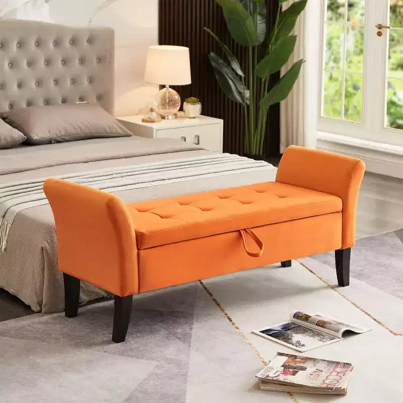 Panca contenitore in velluto da 51,5" con braccioli curvi e pouf trapuntato – Gambe in legno massello