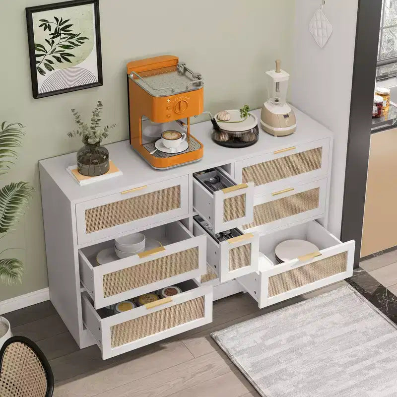 Comò a 9 cassetti con dettagli in rattan