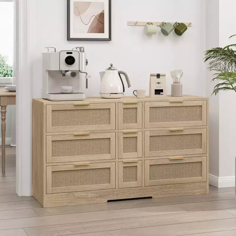 Comò a 9 cassetti con dettagli in rattan