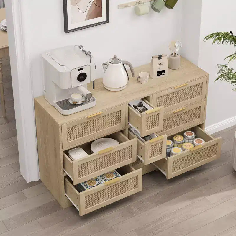 Comò a 9 cassetti con dettagli in rattan