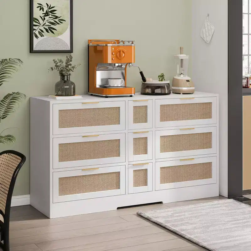 Comò a 9 cassetti con dettagli in rattan