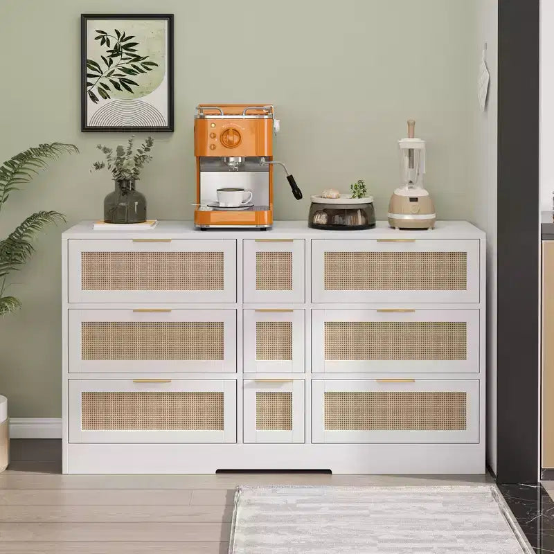 Comò a 9 cassetti con dettagli in rattan