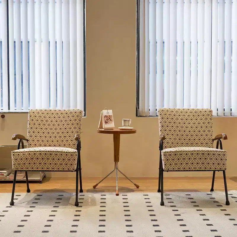 Poltrona con schienale alto e braccioli, design ad ali e base a X in metallo