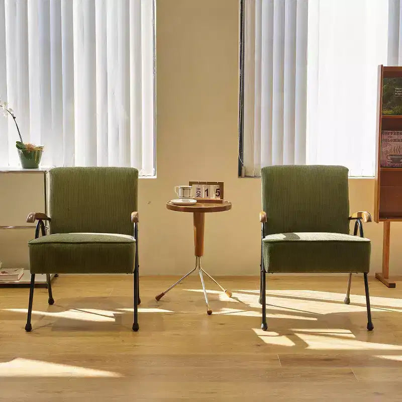 Poltrona con schienale alto e braccioli, design ad ali e base a X in metallo