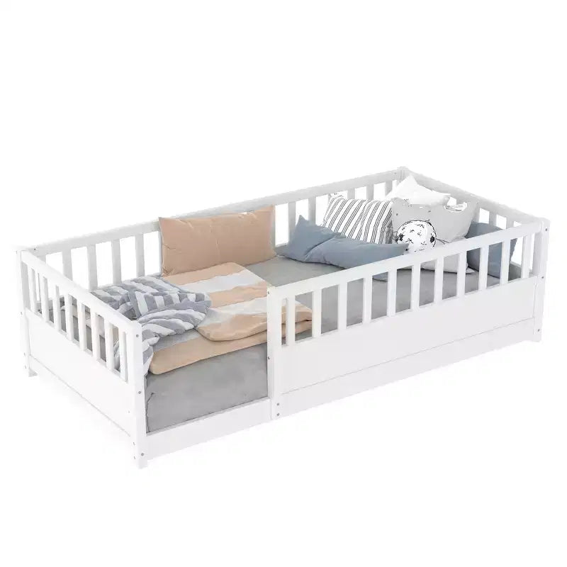 Letto a terra in legno di pino con recinzione di sicurezza