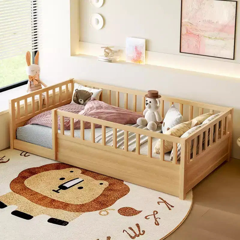 Letto a terra in legno di pino con recinzione di sicurezza