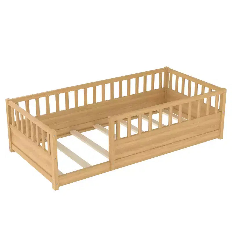 Letto a terra in legno di pino con recinzione di sicurezza