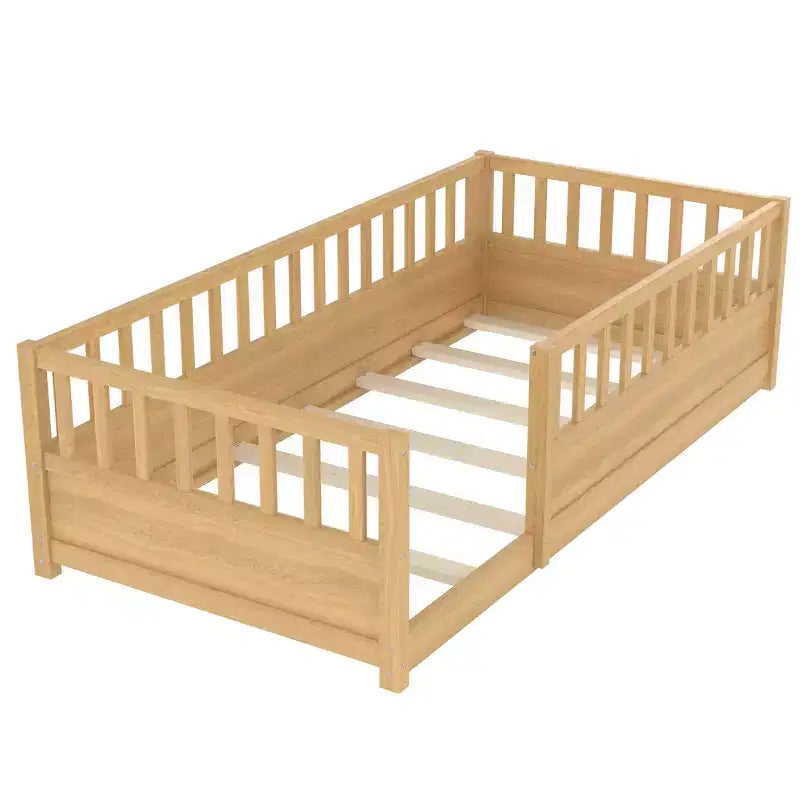 Letto a terra in legno di pino con recinzione di sicurezza