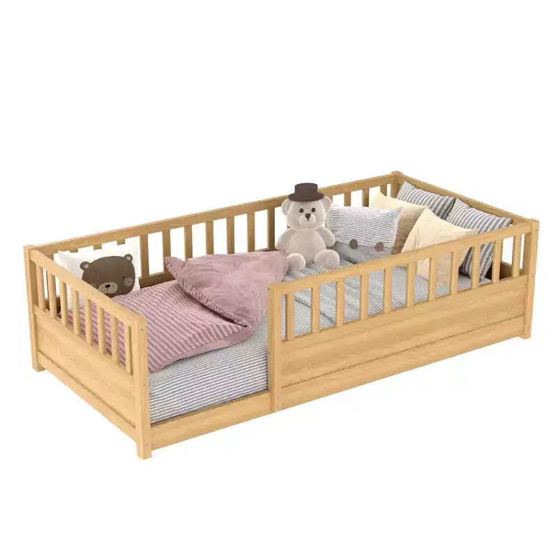 Letto a terra in legno di pino con recinzione di sicurezza