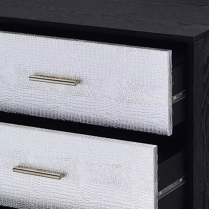 Comò a 5 cassetti da 47" in composito di legno – Finitura nera, argento e oro