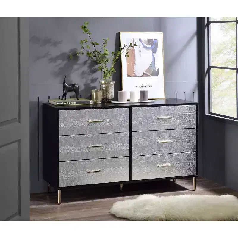 Comò a 5 cassetti da 47" in composito di legno – Finitura nera, argento e oro