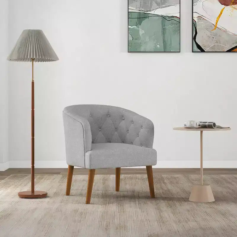 Poltrona d'accento imbottita con struttura in legno